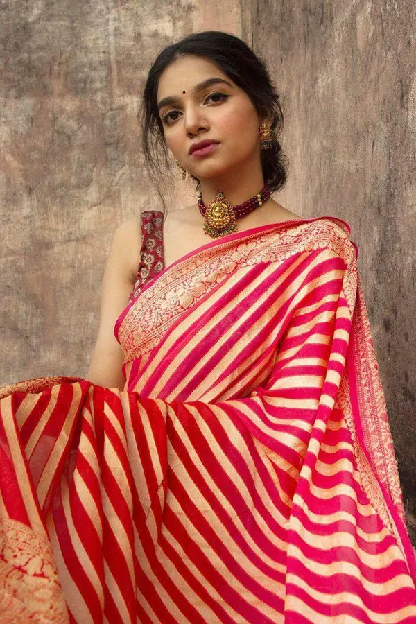 Self_Design_Banarasi_Jacquard_Saree_(Red)_With_Blouse_Piece